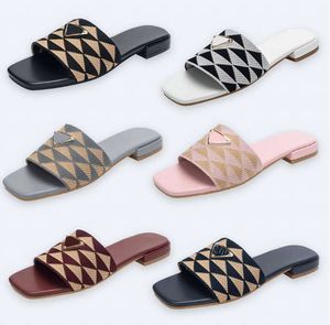 Diseñador Bordado de tela bordada Deslizadores Sandalias de tobogán metálicos Mulas Bordado Mujeres Flip de tacón bajo Casco P Sandal