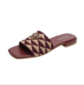 Designer Tissu Brodé Diapositives Pantoufles Multicolore Broderie Mules Femmes Talon Bas Tongs Sandales Décontractées D'été En Cuir Plat Glissière Semelle En Caoutchouc 36-42 P692