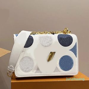 Diseñador - Bolso de cadena bordado Mujeres Crossbody Messenger Flap Bolsos de hombro Bolsos Monedero Cuero Twist Lock Tote Bag Asa superior Gold Hardware 2023