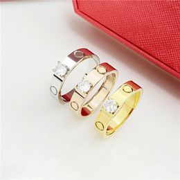 Anillo de compromiso de diseñador Anillos de amor para hombres y mujeres Anillos de diamantes con letras de alta calidad Regalos de joyería de lujo clásicos