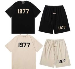 Ontwerper Essential 1977 T-shirts voor heren Trainingspakken Casual sportpak met print High Street Losvallend T-shirt met korte mouwen Modeshorts voor heren en dames