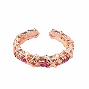 Ontwerper Exquise diamant inleg met zirkoon open ring Kruis Rose Gold Temperament Niche Design veelzijdig voor vrouwen 43O5