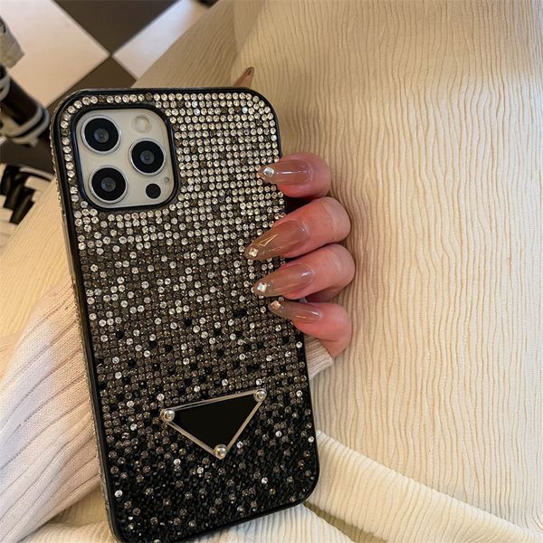 Designer Fashion Phone Cases Étanche Anti Fouling Cellphone Case Full Diamond Shiny Black Metal Triangle Embossed Iphone Cover