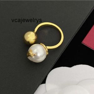 Diseñador Fashion Brand Letter Gold Pearl Cluster Ring Bague Diseñadores de lujo Carta Mujer y anillo Amantes Regalo de joyería