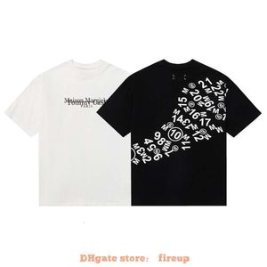 Diseñador Ropa de moda Camisetas para hombre Camiseta de alta calidad Mm6 Majira Notas numéricas alfabéticas Impreso Estrellas masculinas femeninas Mismo algodón Camiseta de manga corta suelta