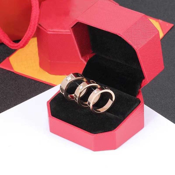 Diseñador Fashion Love New Versión alta High Ring Acero de titanio electroplacado con una palabra Bend Tres uñas Diamantes Masculino y Femenino R