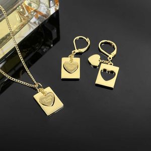 Diseñador de moda de lujo collares pendientes 2024 Celi nuevo arco triunfal tarjeta cuadrada de oro collar de corazón hueco para mujer pendientes en forma de gama alta