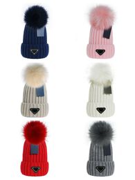 Chapeau de laine tricoté d'hiver de luxe de mode de créateur épais tricoté épais chaud fourrure artificielle chapeau de femme en gros dans différentes couleurs