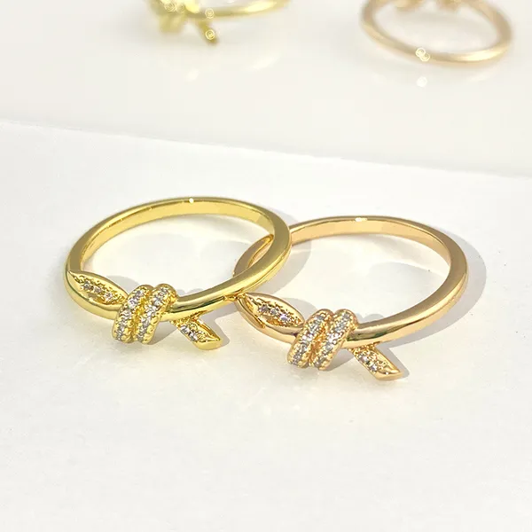 Designer Fashion Ring Jewelry Gold plaqué rose en gros Womens Knot Knot Zirconia Cards sur un anneau