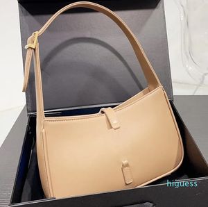 Bolso de hombro de diseñador de moda Bolso de mano con logotipo de metal de diseño de color sólido de cuero para axilas para mujer