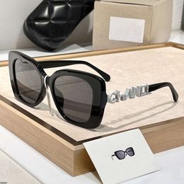 Designer Fashion zonnebril voor dames brief spiegelpoot ingelegde diamant strand schaduw UV -bescherming gepolariseerd glazen geschenk met doos goed