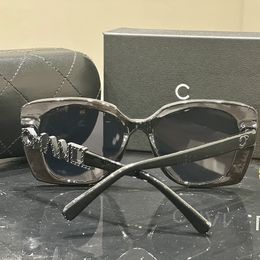 Lunettes de soleil de mode de créateurs pour femmes Lettre de miroir jambe incrustée Diamond Beach Shombe UV Protection des lunettes polarisées Cadeau avec boîte bonne