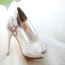Diseñador de moda Flores blancas Boda Zapatos de tacones altos para la novia Con cuentas de cristal Peep Toe Mujeres sexy Fiesta de baile de lujo Bombas 10 cm 237o