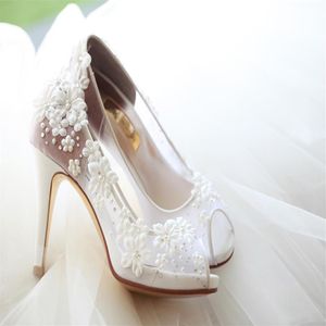 Diseñador de moda Flores blancas Boda Zapatos de tacones altos para novia Con cuentas de cristal Peep Toe Mujeres sexy Fiesta de baile de lujo Bombas 10 cm 272o