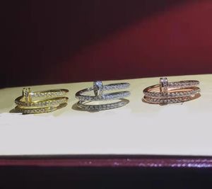 Mode de créateur avec des pierres latérales anneau d'ongle en strass complet trois couleurs disponibles hommes et femmes même style couple cadeau de mariage JE8194772