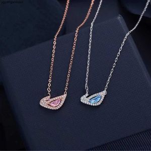 Pendentif pour femmes de la mode de créateurs avec collier de cygne en cristal léger un cadeau de vacances pour les filles118 2024