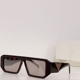 Designer modieuze vierkante zonnebril Occhiali da sole quadrati alla moda del designer Luxe outdoor hoogwaardige feestzonnebril 132W