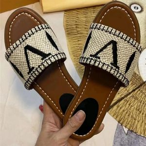 Designer Flat Sandals Luxury Slippers Dames borduurs sandalen mode flip flop brief slipper voor vrouwen zomer strand dames lage hakschoenen 2024