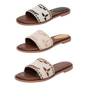 Designer Sandales plates pantoufles de luxe pour femmes broder la mode de bascule de mode pour la plage d'été dames dames basse talon chaussures minoritaire simplicité 2024