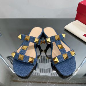 Sandales plates de créateurs diapositives pantoufles de luxe rivet pour femmes sandale mode tongs lettre pantoufle pour femmes été plage diapositive dames chaussures à talons bas