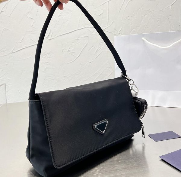 Bolsos de hombro con tapa de diseñador Bolso de sobre de nylon de moda para mujer Bolsos de color sólido clásico Paquete axilar de ocio de lujo Monedero de cambio de billetera