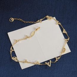 Collier pendentif en diamant alphabet floral de créateur