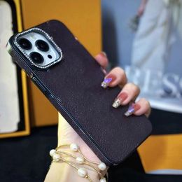 Designer Flower Phone Case voor Apple iPhone 15 Pro Max 14 Plus 13 Luxe PU Leer Patched Bumper Floral Print Lens Diamond Rhinestone Back Cover Coque Fundas Brown L