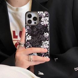 Designer Flower Phone Case voor Apple iPhone 15 Pro Max 14 Plus 13 Luxe PU lederen gepatchte bumper bloemenprint Lens Diamant Rhinestone Achteromslag Coque Fundas Black L