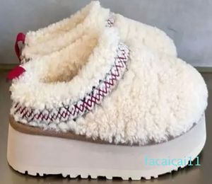 Pantoufles moelleuses de créateur pour femmes portant des chaussures à plateforme en fourrure d'agneau avec b surélevé