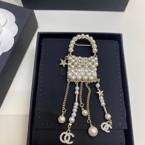Designer pour femme 2023 Hiver Nouvelle broche de lettre de grand-mère parfumée dans les étoiles anciennes chaîne de perles tissées à la main astucieuse broche de sac à pompon doux