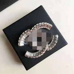 Ontwerper voor vrouwen dubbele letter broche koper mode high-end buste vierkante diamant klassieke damesaccessoireskk