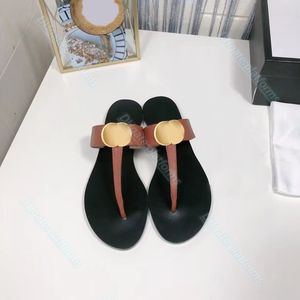 Echt leer Flip-flop sandaal Vrijetijdsschoen mode platte sandaal pantoffel Metalen logo luxe Designer Strand zwembad Muilezel Glijbaan dames heren Zomer reizen Sliders Met doos