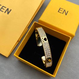Designer for Women Classic Brand Rose Gold Bracelets ouvertures avec diamants bijoux de mode Nouveau style Cadeaux de vacances personnalisés