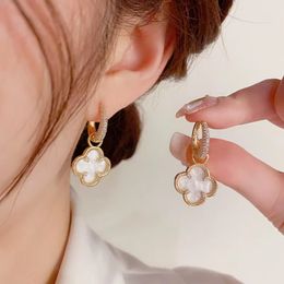 Diseñador para mujeres senior clásico pequeño viento fragante nuevo trébol dorado flash dos pendientes de estilo de desgaste