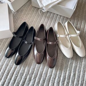 la rangée chaussures de ballet dames fond plat bateau chaussures designer mode rétro chaussures formelles noir blanc café couleur cuir verni boucle fond plat décontracté Mary Jane