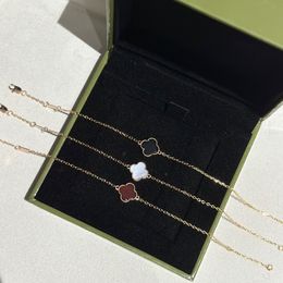 Bracciale con ciondoli a quattro foglie di design Braccialetti con ciondoli a trifoglio per donne e uomini Tendenza moda Donna Gioielli classici Perla Fiore rosso Buono