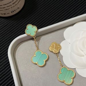 Boucles d'oreilles trèfle à quatre feuilles de créateur Boucles d'oreilles en or de haute qualité Boucles d'oreilles de fiançailles d'été Bijoux de voyage de luxe Cadeaux d'amour Boucles d'oreilles avec le logo du créateur de timbres