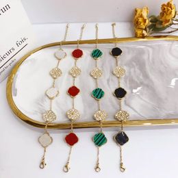 Diseñador Joya de lujo de cuatro hojas Joyas de lujo Simple Pulsera de 18K Pendientes de letras de marca chapada de oro Geometría para mujeres Perrilmel de perlas de diez rianas redondas para mujeres Van Clee
