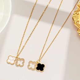 Diseñador de trébol de cuatro hojas Collar de lujo Top de acero de titanio con incrustaciones de diamantes Temperamento femenino Cadena de clavícula de concha de doble cara Van Clee Accesorios Joyería