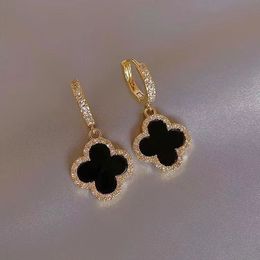 Boucles d'oreilles de styliste à quatre feuilles pour femmes, classiques, petit vent parfumé, nouveau trèfle, lumière dorée