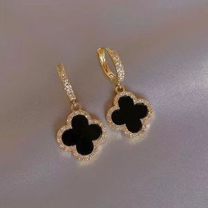 Boucles d'oreilles de styliste à quatre feuilles pour femmes, classiques, petit vent parfumé, trèfle doré, lumière Flash, pour hommes