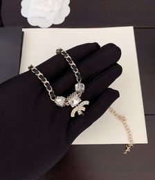 Le collier de créateur français en cuir noir est superbement carré en cristal fabriqué avec un savoir-faire exquis et le magnifique collier à breloques pour femme.