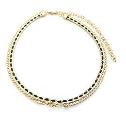 Le collier à pendentif en cuir noir français de créateur est superbement conçu avec un savoir-faire exquis et le design est novateur pour femmes, magnifique collier à breloques