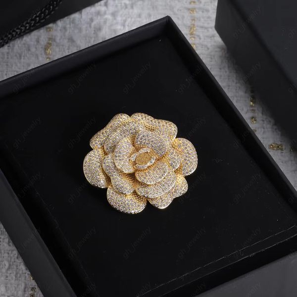 Diseñador Full Diamond Flower Type Pins Broches Moda para mujer Exquisita joyería de regalo de alta calidad con caja