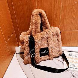 Diseñador Furry The Tote Bag Piel sintética Bolsa de asas grande Calidad Lujo Mujeres Bolsos Pluffy Ladies Invierno Suave Felpa Hombro Crossbody Warm Shopper Purs C2YE #