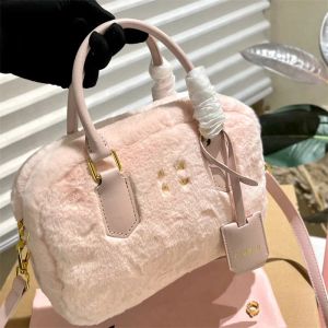 Diseñador Fuzzy Tote Bag Mujer Bolsos rosados Bolso pequeño Bolso de invierno Letra M Bolso cruzado Mujer Monedero Monedero Hobobag de lujo Bellamente 18