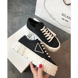 Designer Gabardine Nylon Casual Chaussures Marque Triangle Voyage Formateurs Toile De Luxe Sneaker Plateforme De Mode Solide Augmenter Chaussure