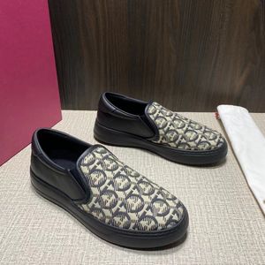Designer Gancini Men Chaussures décontractées Marque de luxe pour hommes en cuir en cuir Low Leisure Shoe Broidered Pattern Style Up Sneakers 38-45 06