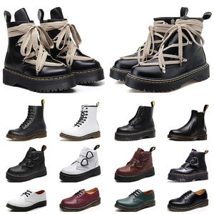 2024 Martins Femmes Designer Boots Martin Men Sneakers de luxe Triple Black Blanc Classic Classic Courte Shottoor Outdoor Traints chauds