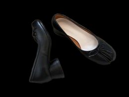 Diseñador de cuero genuino Toos redondos de tacones bajos zapatos Mujeres Spring Outumn New Bowknot Tabi Ninja Pig Feet Pombs Ladies2164877